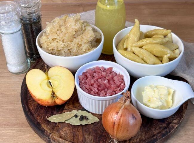 Zutaten für Schupfnudeln mit Sauerkraut Zutaten für Schupfnudeln mit Sauerkraut