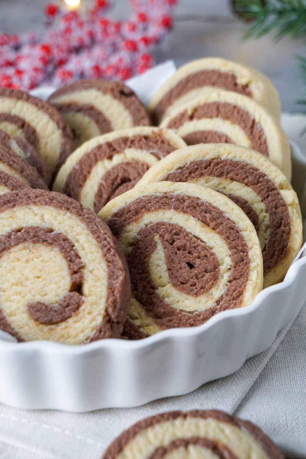 schwarz-weiß-Gebäck Rezept schwarz-weiße Rollenkekse in Schale