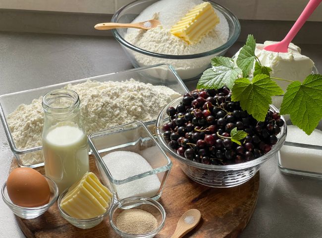 Streuselkuchen mit Johannisbeeren