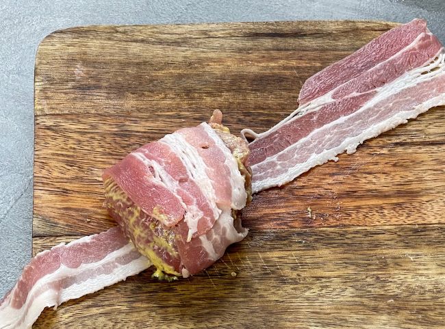 Schweinefilet Bacon einwickeln