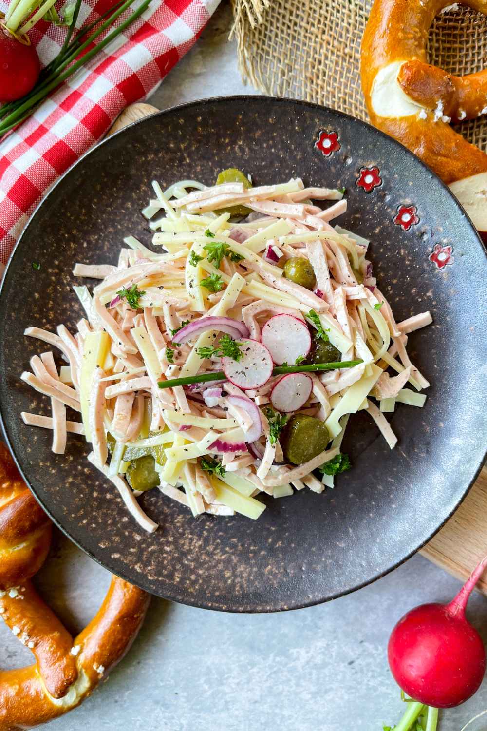 Schweizer Wurstsalat mit Käse und Gurken Schweizer Wurstsalat mit Käse und Gurken