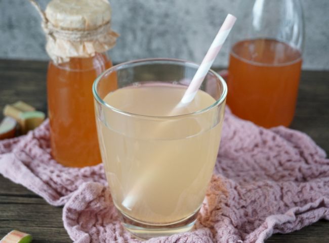 Selbstgemachte Rhabarberlimonade aus Sirup