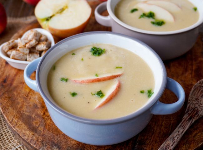 Selleriesuppe mit Apfel