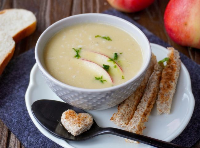 Selleriesuppe mit Apfel