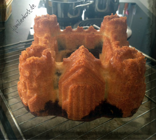 Ritterburg-Kuchen aus der Silikonbackform Burg