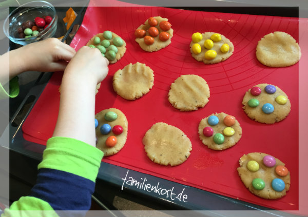 Cookies mit Smarties: Rezept für bunte Kekse für Kinder