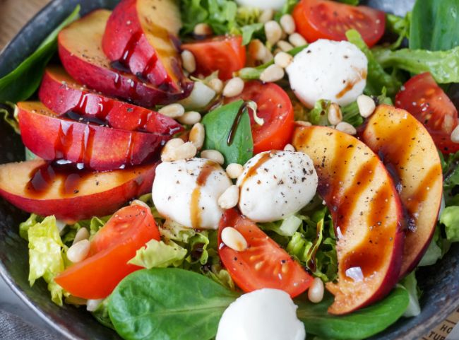 Sommersalat mit Obst Sommersalat mit Obst