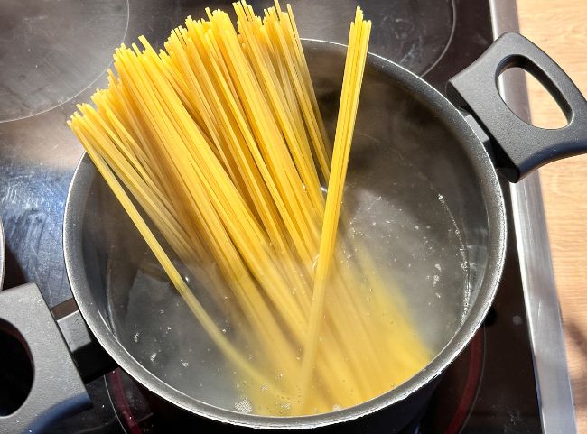 Spaghetti für Frittata kochen