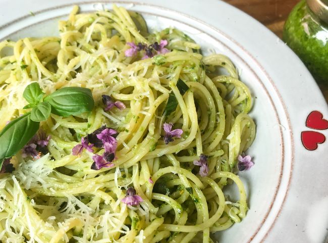 Grünes Pesto mit Spaghetti