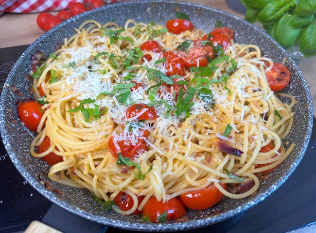 Spaghetti mit frischen Tomaten Knoblauch Spaghetti mit frischen Tomaten Knoblauch