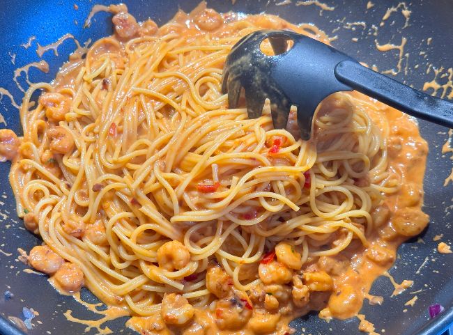 Spaghetti mit Garnelen Tomaten-Sahnesauce
