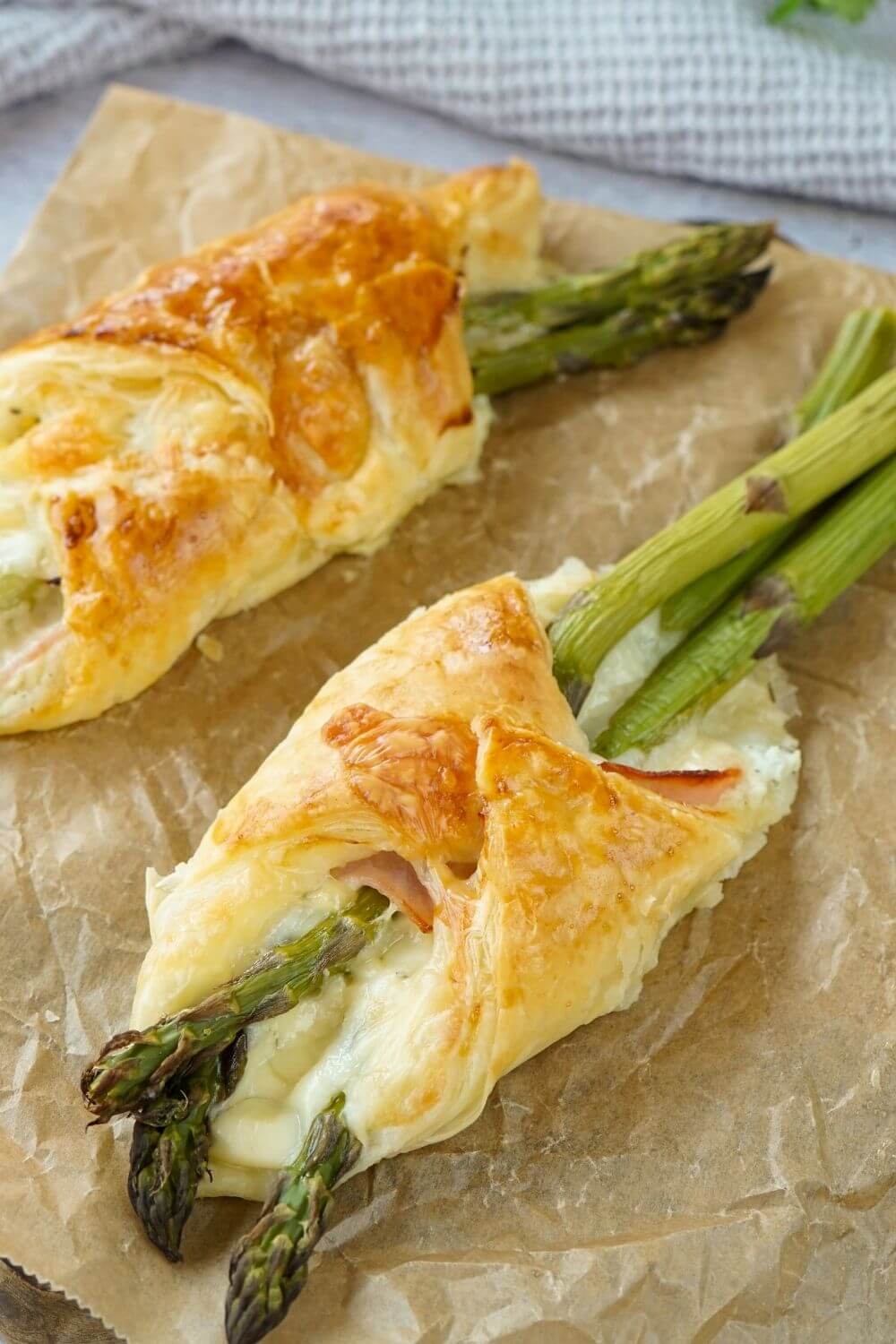 Spargel in Blätterteig mit Schinken und Käse Spargel in Blätterteig mit Schinken und Käse