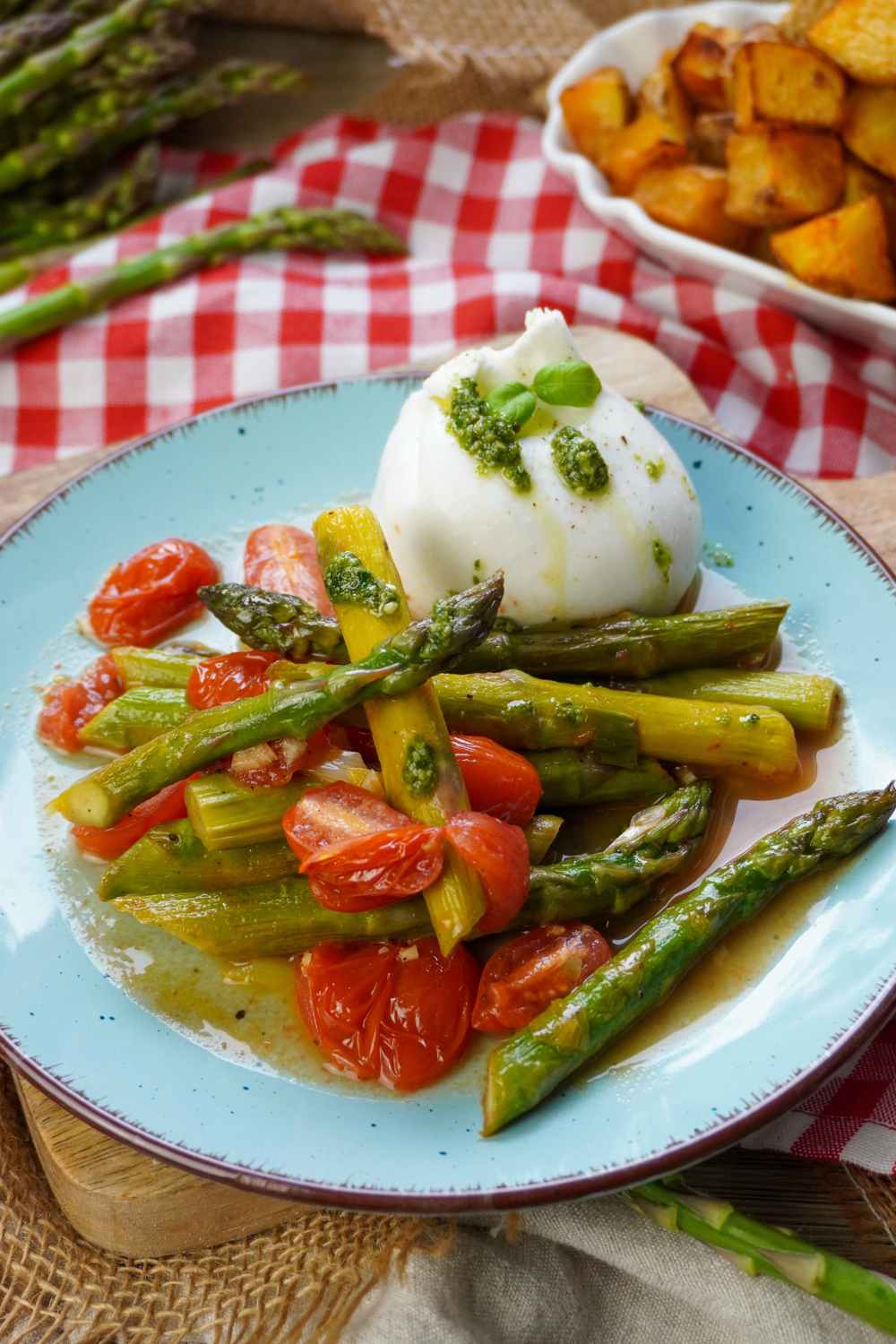Grüner Spargel mit Tomaten und Burrata Grüner Spargel mit Tomaten und Burrata