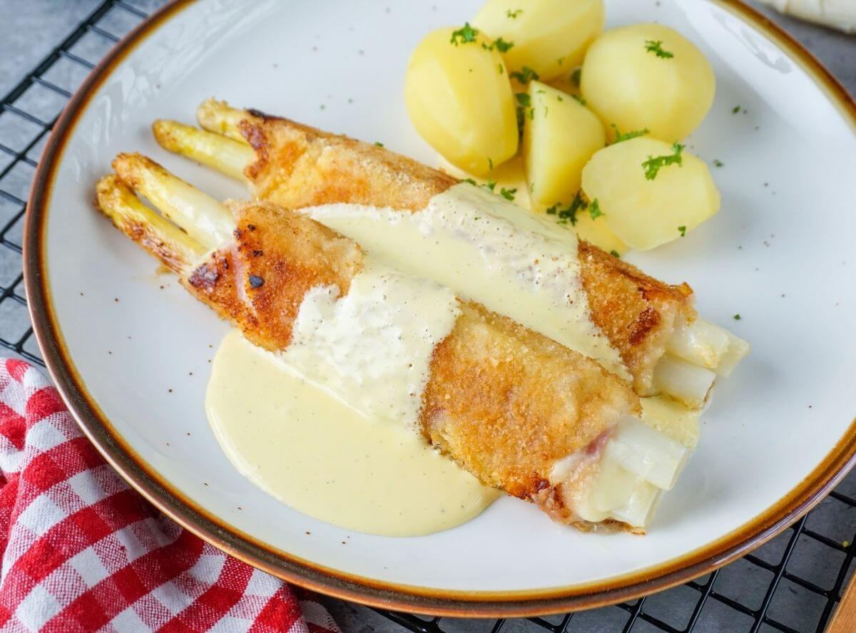 Spargel Cordon Bleu mit Kartoffeln und Sauce Hollandaise