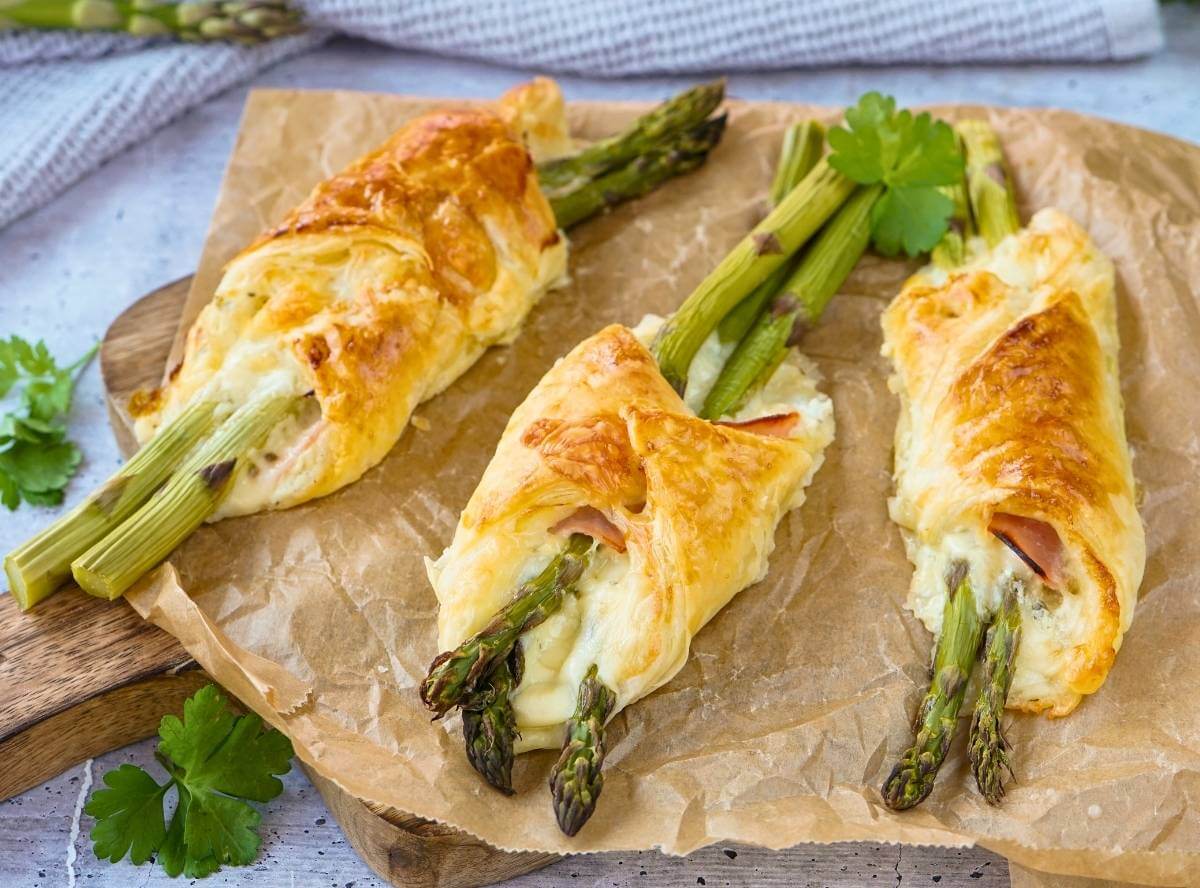 Spargel in Blätterteig mit Schinken und Käse