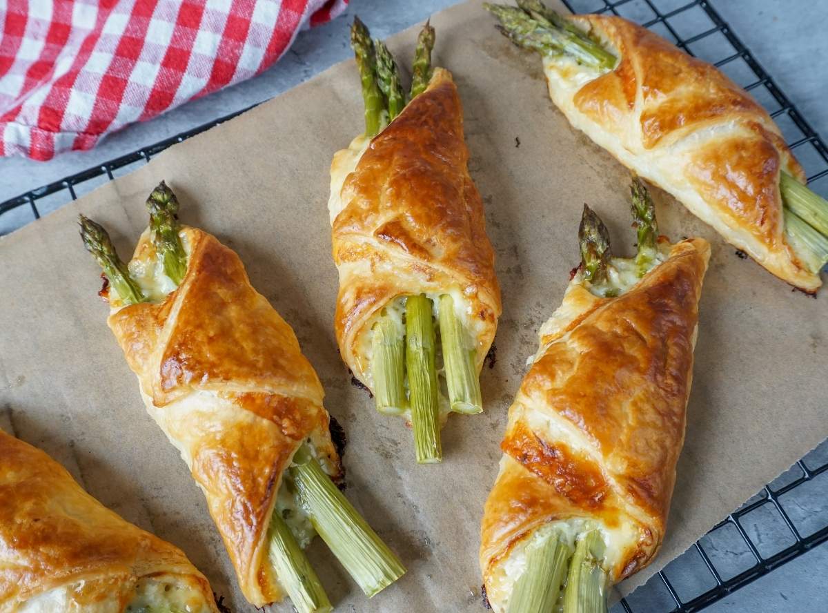 Spargel in Blätterteig mit Schinken und Käse