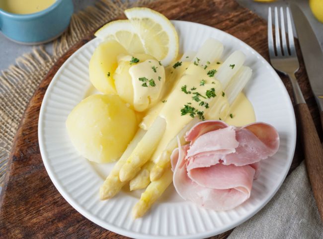 Spargel mit Schinken und Kartoffeln