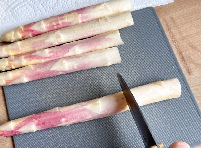 weißer Spargel schälen