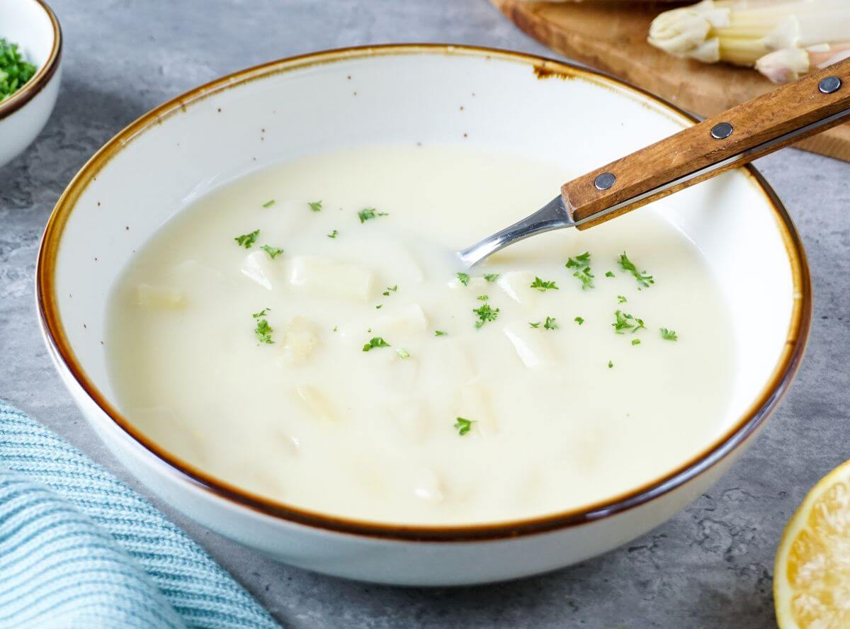 Klassische Spargelcremesuppe