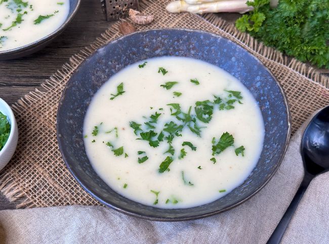 Spargelsuppe aus Schalen