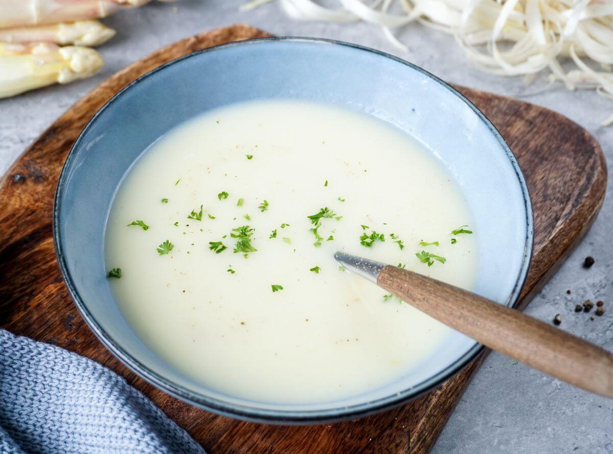 Spargelsuppe aus Schalen