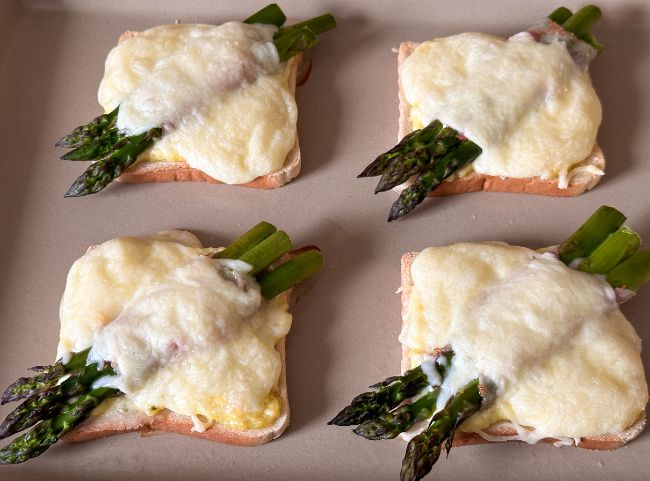 Spargeltoast mit Sauce Hollandaise im Ofen überbacken