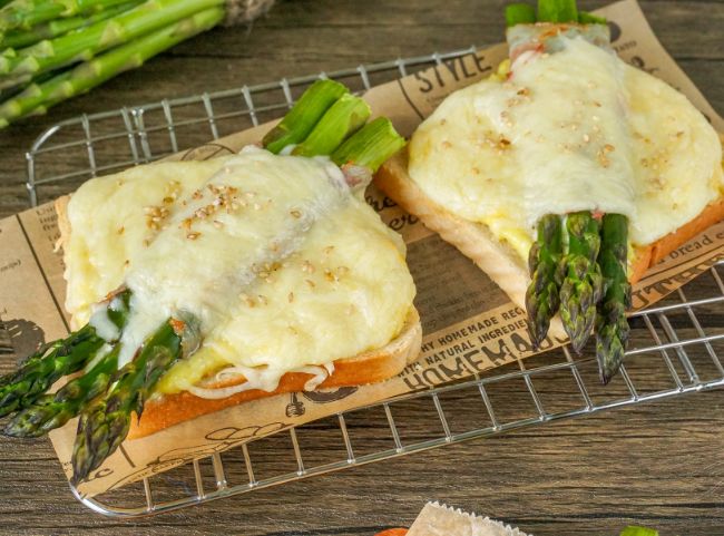 Spargeltoast mit Sauce Hollandaise im Ofen überbacken