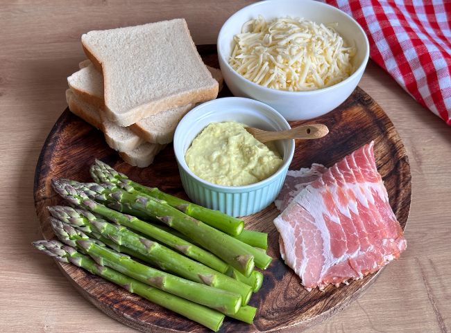 Spargeltoast mit Sauce Hollandaise im Ofen überbacken