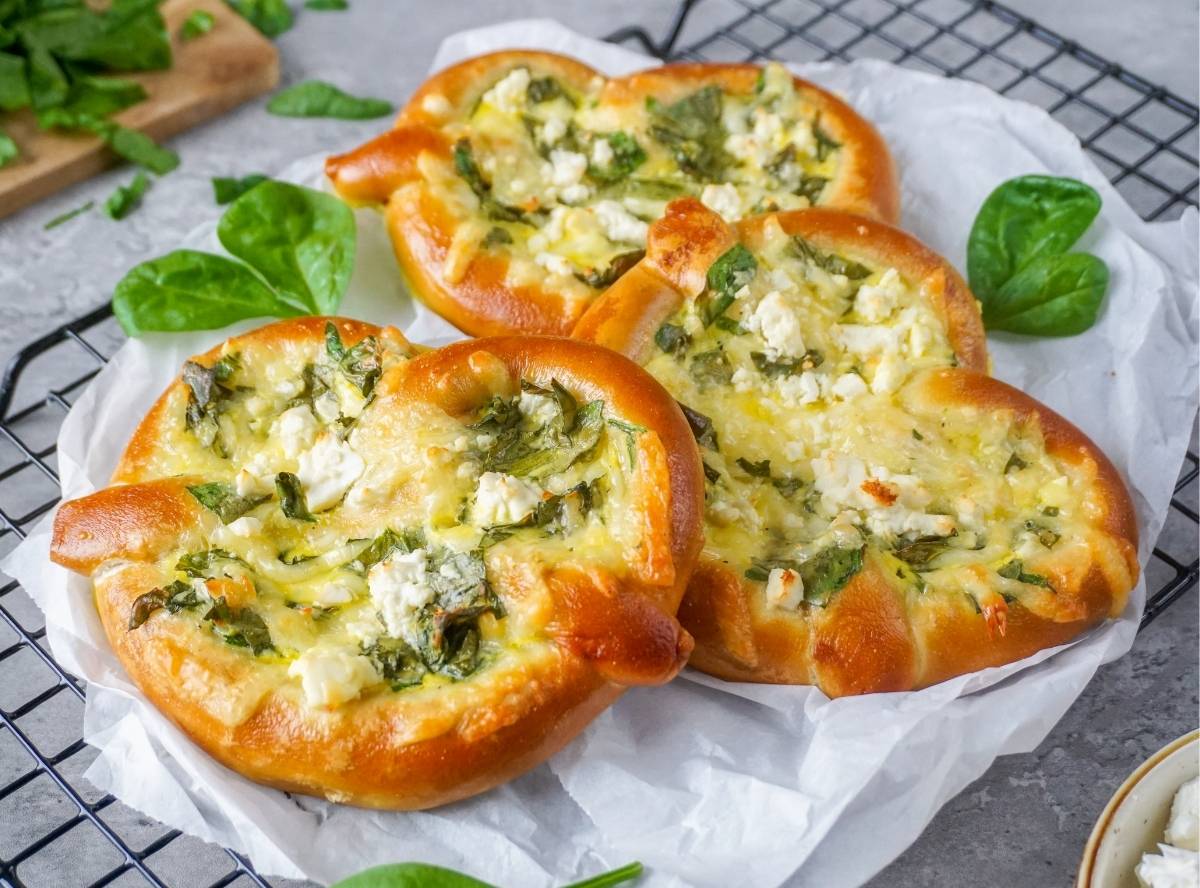 Schnelle Spinat-Feta-Brezeln aus TK-Laugengebäck