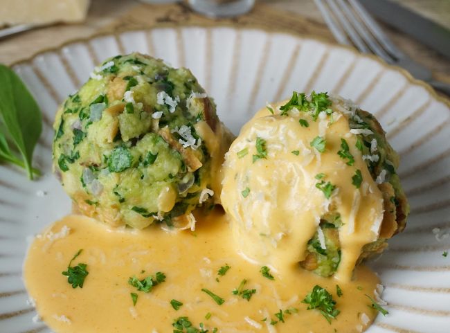 Spinatknödel mit Käsesauce als Hauptgericht