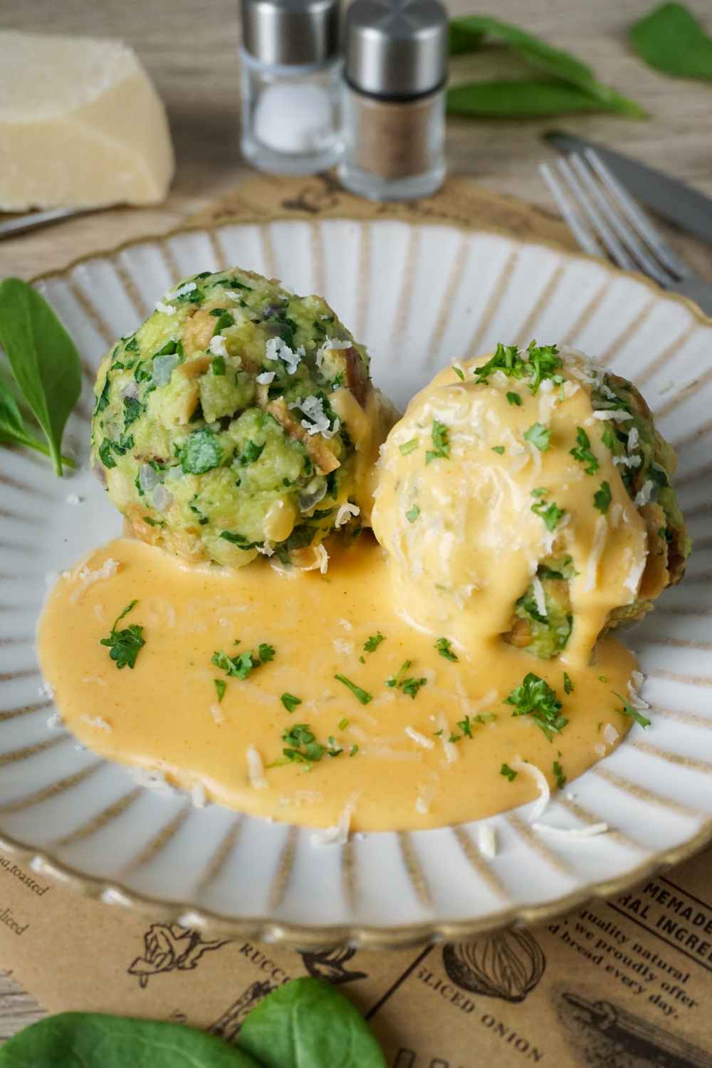 Spinatknödel mit Käsesauce als Hauptgericht