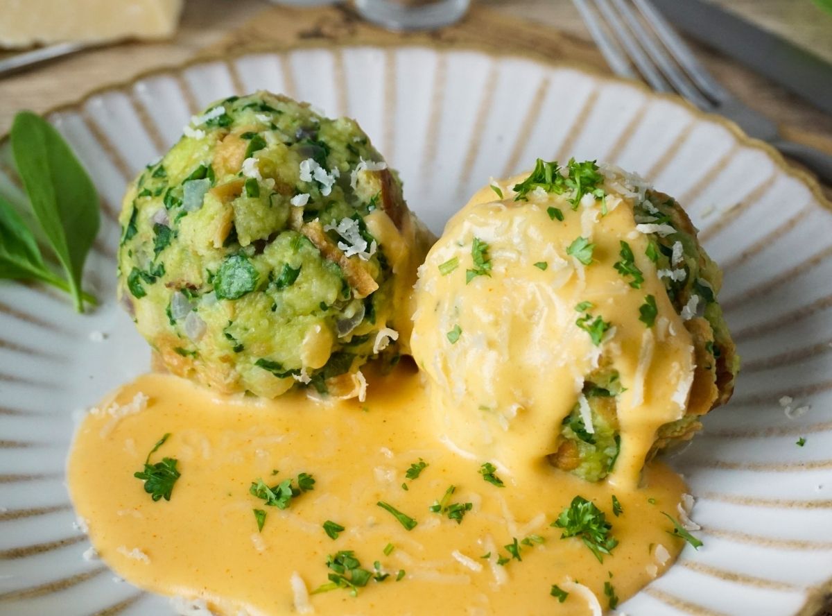 Spinatkn&ouml;del mit K&auml;sesauce als Hauptgericht