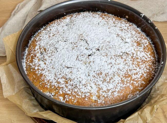 Stracciatella Kuchen servieren