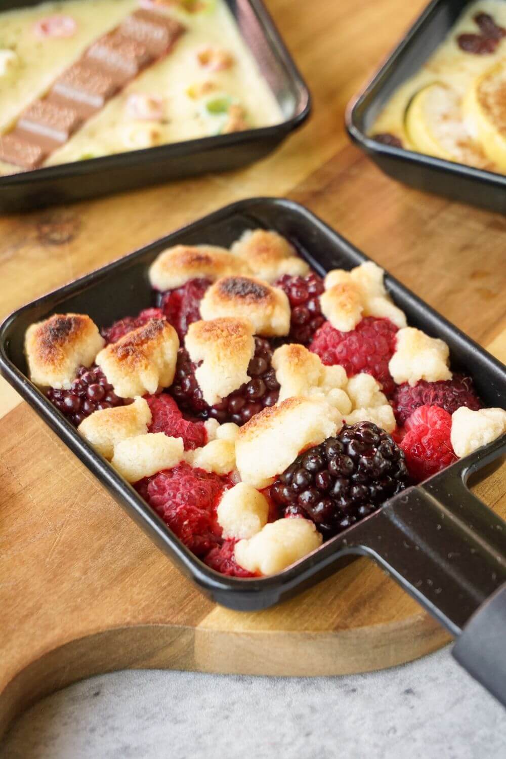 Crumble-Raclette Pfännchen mit Streusel-Teig Crumble-Raclette Pfännchen mit Streusel-Teig