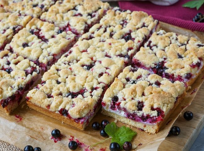 Streuselkuchen mit Johannisbeeren vom Blech