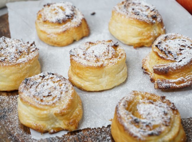 Süße Blätterteigschnecken Apfel