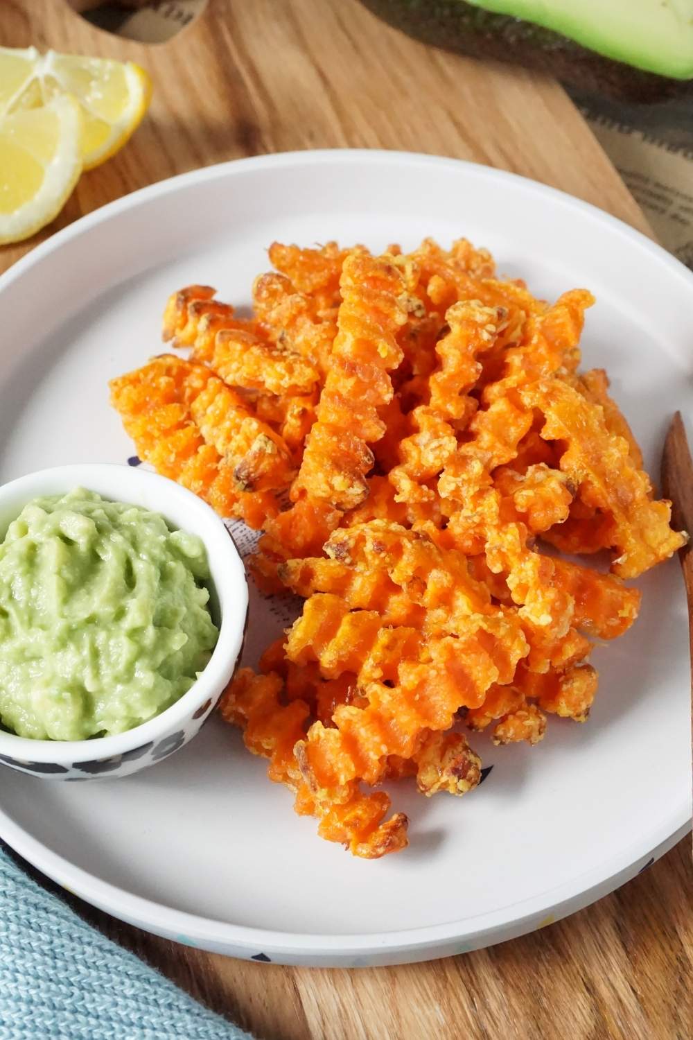 Süßkartoffel-Pommes aus der Heißluftfritteuse Süßkartoffel-Pommes aus der Heißluftfritteuse