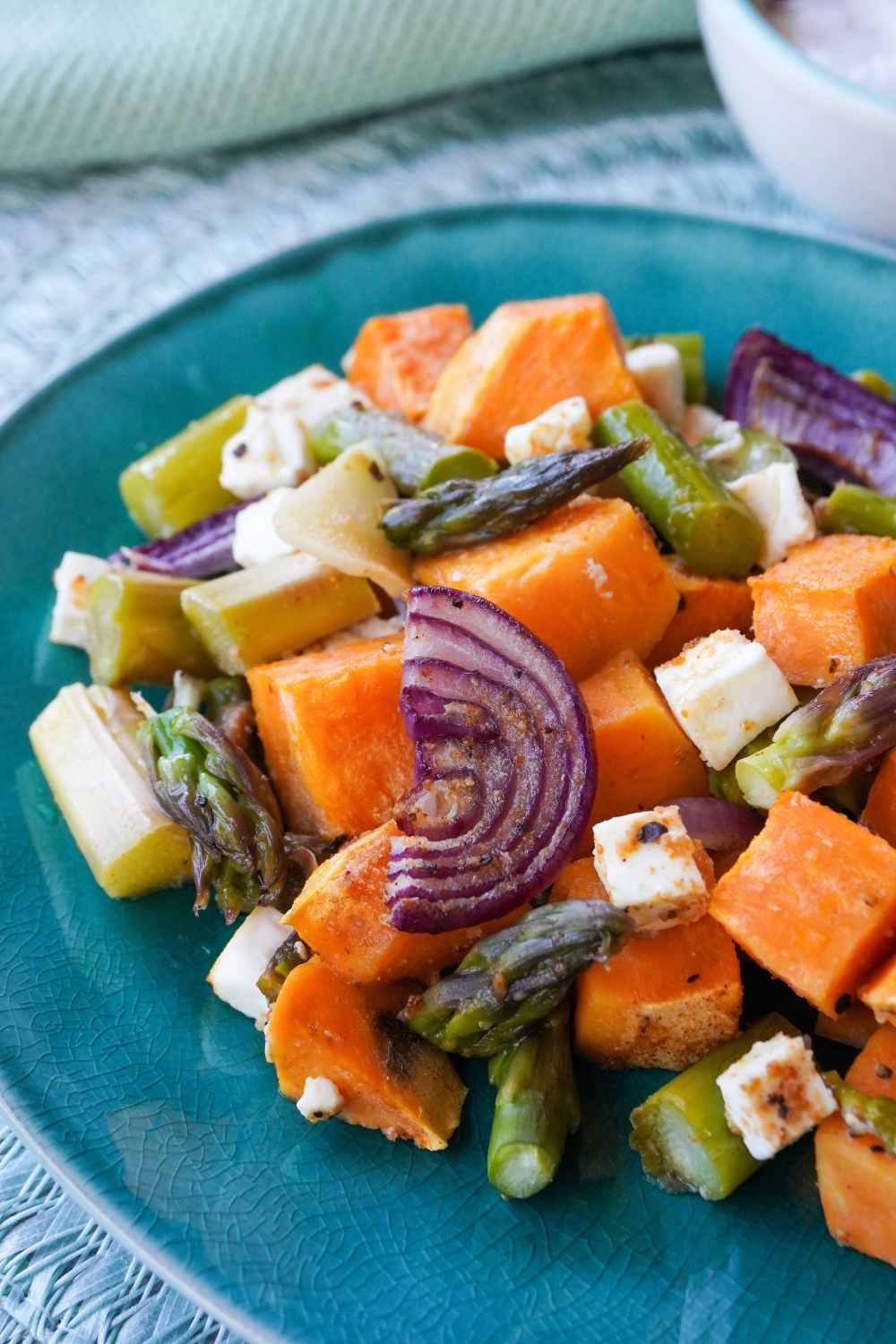 Grüner Spargel mit Süßkartoffel vom Blech