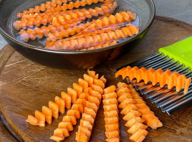 Süßkartoffelpommes Heißluftfritteuse Wellenschneider Süßkartoffelpommes Heißluftfritteuse Wellenschneider