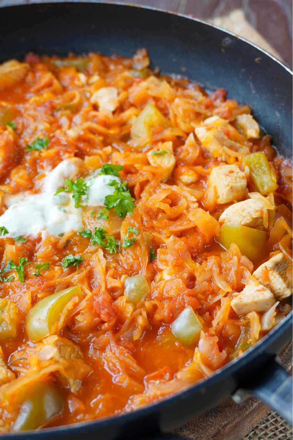 Szgediner Hähnchengulasch Sauerkraut Szgediner Hähnchengulasch Sauerkraut