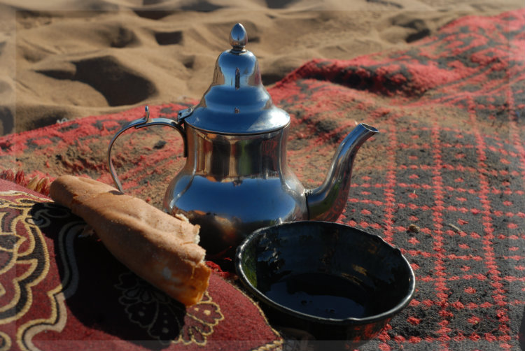 Tee trinken in der Sahara - Marokko Tee trinken in der Sahara - Marokko