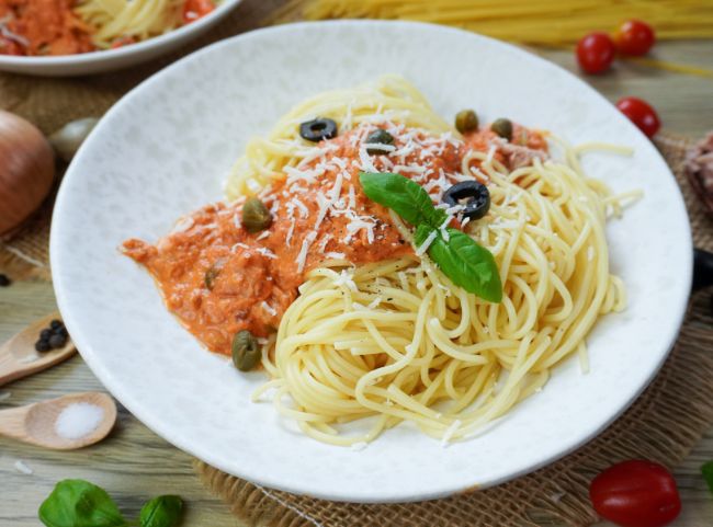 Thunfisch Pasta mit Spaghetti und Tomaten
