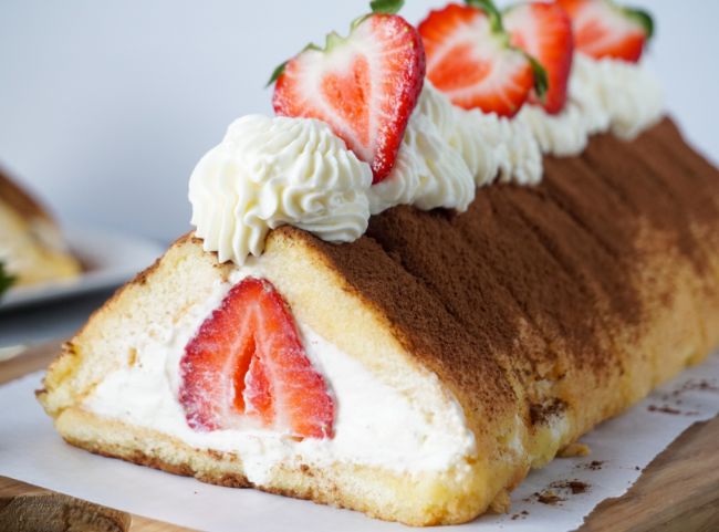 Tiramisu Rolle mit Erdbeeren