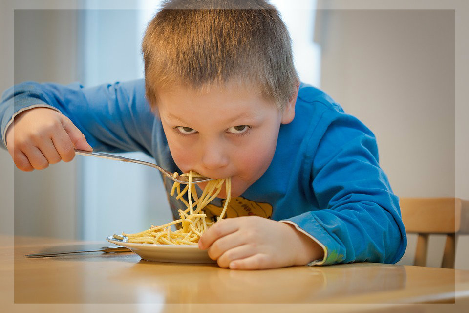 Tischmanieren Kinder Spaghetti