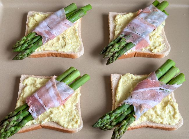 Toast mit grünem Spargel und Schinken