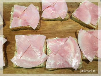 Toast Hawai mit Schinken belegen