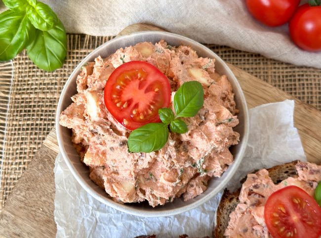 Tomate Basilikum Aufstrich mit Mozzarella