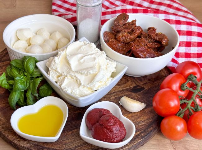 Tomate Basilikum Aufstrich mit Mozzarella