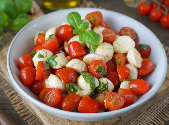 Tomate-Mozzarella-Salat