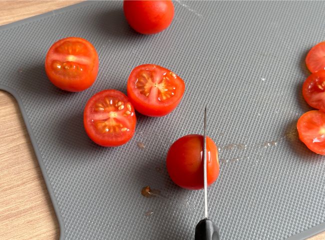 Tomaten für Fliegenpilze halbieren
